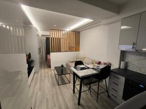 Larissa Absolute Suites A3 City Vibes
