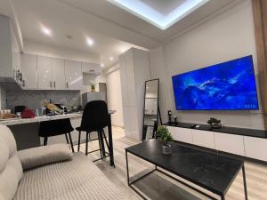 Larissa Absolute Suites A3 City Vibes