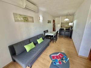 Relax in Arenal d Castell apartamento con piscinas