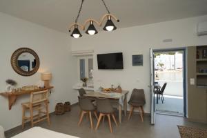 Onar Sifnos by the sea