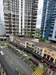Cozy Urban Retreat in Burgos Circle, BGC