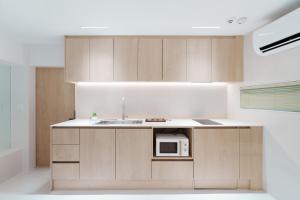 New Renovated, 홍대역6분, 방3침대4, 완벽한 청소!