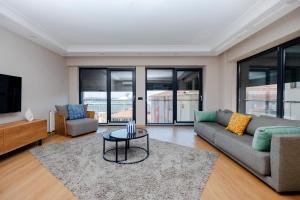 Bosphorus View - Modern Central Apartment with Elevator & Parking