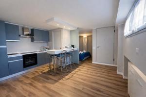3 min walk from the metro- Wi-Fi and privacy -