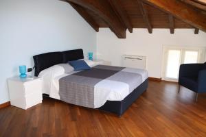 Holiday House Viola