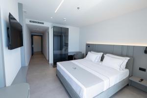 White Amfora Hotel