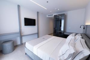 White Amfora Hotel