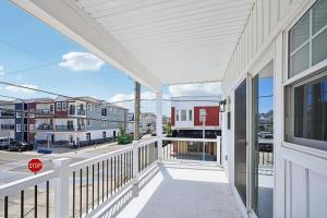 Luxury Top-Floor 3BR Condo with Pool, Just 2 Blocks from the Beach!