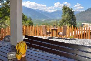 SOMMERFRISCHE TSCHENGLS Ein ganzes historisches Ferienhaus für euch in SÜDTIROL Urlaub im ruhigen Bergdorf Tschengls im Vinschgau mit Weitblick und Gartenterrasse ideal für Kleingruppen Familien mit Hund Besonders empfehlenswert im FRÜHLING und H