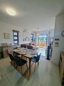 Freesia 4 Apartment Pool 3 min walk to beach and shops