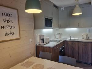 Appartement rénové 2 pièces au centre, balcon, animaux admis - FR-1-181-1977