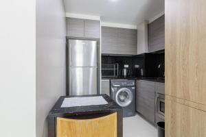 Asoke BTS GymPool Netflix 40sq 1living1Bed Bathtub