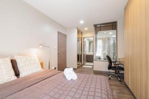 Asoke BTS GymPool Netflix 40sq 1living1Bed Bathtub