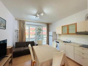 SUNNY HAUSE 106 One Bedroom Apartment