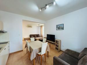 SUNNY HAUSE 106 One Bedroom Apartment