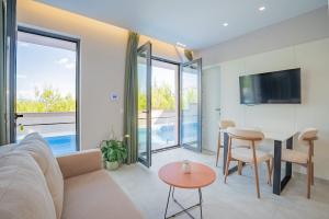 Luxury Apartment with Shared Pools - Evianamar II