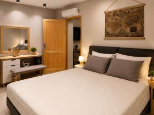 Elvira Boutique Suites - Elegant Studios near the Sea