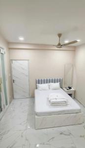 BK International Guest House - Near Esplanade & Park street Area