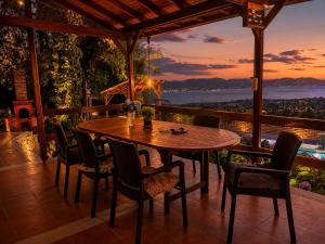 Escape to nature, a private villa with a unique lake view