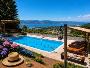 Escape to nature, a private villa with a unique lake view
