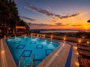 Escape to nature, a private villa with a unique lake view
