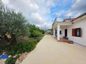 Grandmas Garden House 8 Guests Garden and Grill near Orikum and Dhermi