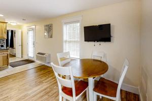 New Riverfront Condo in Sheepscot Harbour - Walk to Famed Seafood Eatery
