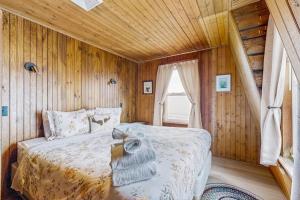 Dog-friendly, bayfront home - gorgeous ocean views, private balcony & fireplace