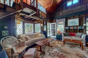 Spacious Waterfront Estate & Cabins W Porch, Fireplace, Kayaks & Free WiFi