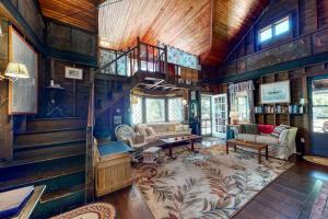 Spacious Waterfront Estate & Cabins W Porch, Fireplace, Kayaks & Free WiFi