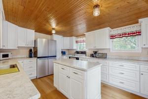 Dog-friendly, bayfront home - gorgeous ocean views, private balcony & fireplace
