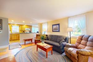 Comfortable home near the beach - dog-friendly - full kitchen & washerdryer