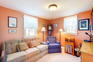 Comfortable home near the beach - dog-friendly - full kitchen & washerdryer