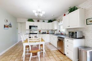 Charming Lakefront House with Outdoor Firepit, WasherDryer and Wifi