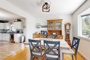 Charming Lakefront House with Outdoor Firepit, WasherDryer and Wifi