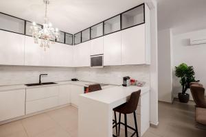 Kalpazo White Stones