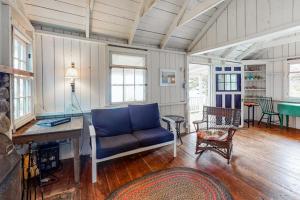 Dog-friendly oceanfront cottage with views