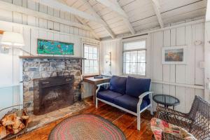 Dog-friendly oceanfront cottage with views