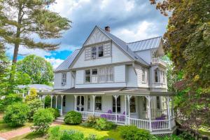Beautiful home with Ping-Pong, fast WiFi & WD - walk to dining
