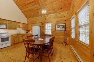Idyllic three-bedroom dog-friendly cabin wfull kitchen, fireplace & hiking