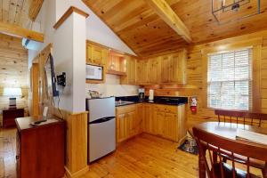 Delightful dog-friendly studio cabin with fireplace, AC & nearby hiking