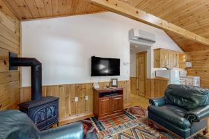 Cabin surrounded in nature walks, equipped with kitchen, fireplace, AC