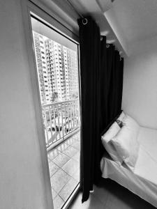 MOA 1BR Condo with Pool View &balcony Staycation2
