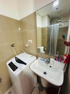 MOA 1BR Condo with Pool View &balcony Staycation2