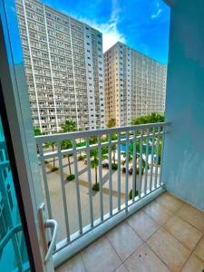 MOA 1BR Condo with Pool View &balcony Staycation2