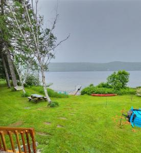 Serene Lakefront Cottage Escape