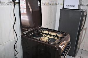 1BR Apartment in South B Balozi Estate 5 min to Capital Centre 10 min to NextGen Mall 15 min to JKIA Airport & SGR Terminus Easy Access to Mombasa Road and Nairobi CBD Fully Equipped Kitchen Fast Wi-Fi Smart TV Free Secure Parking self check in
