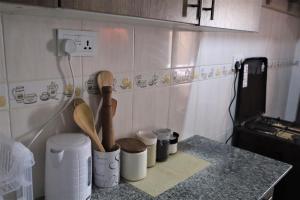 1BR Apartment in South B Balozi Estate 5 min to Capital Centre 10 min to NextGen Mall 15 min to JKIA Airport & SGR Terminus Easy Access to Mombasa Road and Nairobi CBD Fully Equipped Kitchen Fast Wi-Fi Smart TV Free Secure Parking self check in