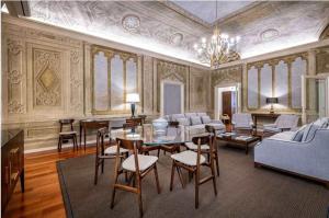 Frescoed apartment in the heart of Florence
