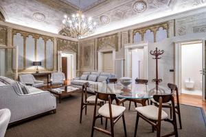 Frescoed apartment in the heart of Florence